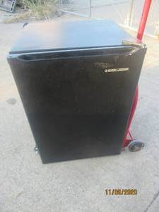 lot 188 image: BLACK & DECKER� REFRIGERATOR� 26H� X 18 W��NEED CLEANING�