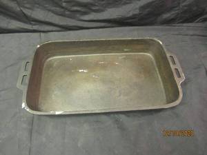 lot 221 image: BAYOU CLASSIC CAST IRON BAKE PAN
