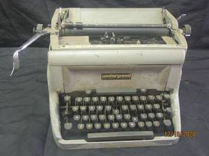 lot 239 image: VINTAGE UNDERWOOD GOLDEN TOUCH TYPEWRITER
