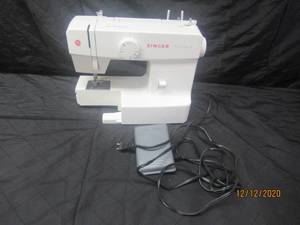 lot 260 image: SINGER PROMISE II SEWING MACHINE 1512