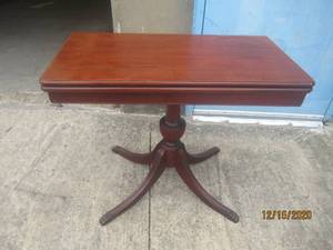 lot 288 image: VINTAGEANTIQUE 1920S mahogany Sheraton style flip-top expanding carddining table or console.