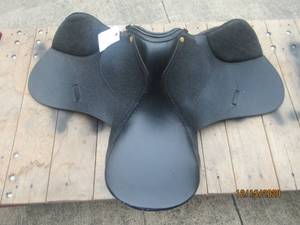 lot 292 image: BLACK LEATHER SADDLE BARELY USED IN GREAT CODITION AS SHOWN