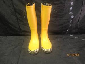 lot 276 image: LADIES RUBBER RAIN BOOTS SIZE 7 PROPERLY WORN FACE COVERING REQUIRED