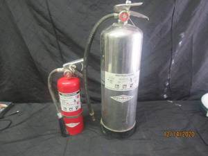 lot 279 image: 2 FIRE EXTINGISHER BOTH IN THE GREEN