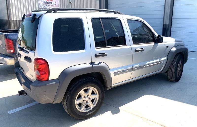 lot 1 image: 2003 Jeep Liberty