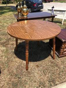 lot 17 image: Round Dining Table
