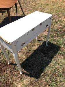 lot 44 image: Vanity Table