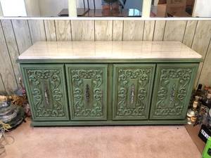 lot 7 image: Vintage Buffet