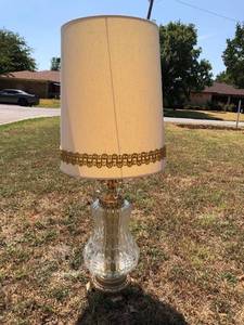lot 133 image: Vintage Lamp