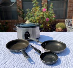 lot 22 image: SEVILLE CROCKPOT AND 3 NON-STICK PANS