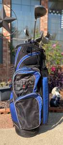 lot 43 image: Blue & Black Golf bag with clubs