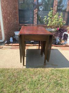 lot 46 image: Mid-Century Drop Leaf Dining Table