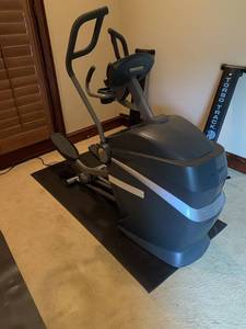 lot 5 image: Octane Fitness Elliptical