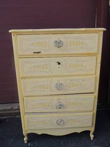 lot 39 image: Yellow chest with 5 drawers needs a lot of TLC 48x34x18