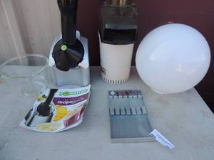 lot 46 image: Yonanas smoothie maker, popcorn popper and mixing straws