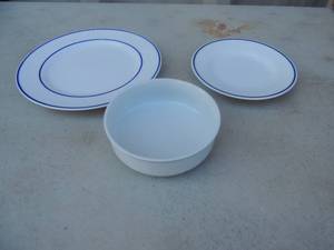 lot 48 image: American Airlines contemporary resource- bowls x 27   plates x 27   8 saucers, 6 cups, 9 saucers