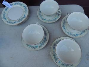 lot 49 image: Theodore Havilland China CLINTON PATTERN 4 SAUCERS,  4 Tea Cups  AND 4 DESSERT PLATES