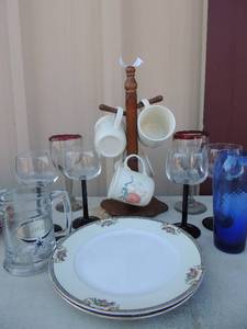lot 50 image: Wooden  4 cup holde r various wine glasses 2 Noritake designer plate