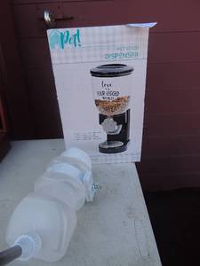 lot 55 image: NIB pet food dispenser and hanging gerbil water bottle