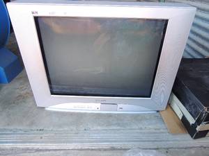 lot 19 image: 32 TV big back no remote unknown working condition