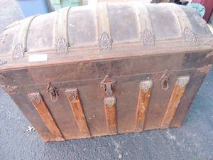 lot 22 image: Vintage STEAMER TRUNK  W TRAY  34x25x18
