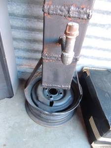 lot 23 image: SQUARE Iron pole with wheel base  72HT