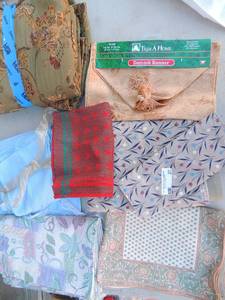 lot 27 image: Lot of table linens (runners, placemats, cloths, etc.)