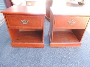 lot 77 image: Pair of night stands with 1 drawer 24x22x16 good condition
