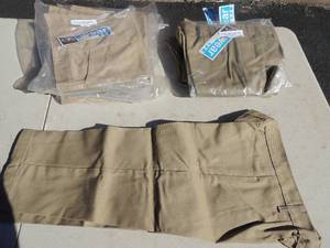 lot 108 image: NEW CFj lot of  5 girls  Kacki capris size 14R