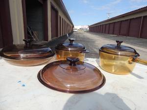 lot 32 image: 3 Visions pots with lids 1 Pyrex pot top