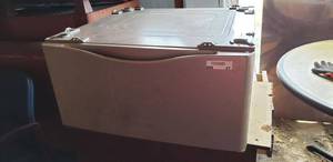 lot 27 image: Kenmore Pedestal Stand 27x27.5x13.6