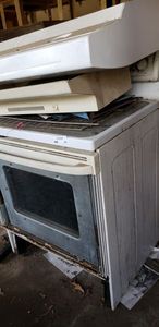 lot 83 image: GE Range Hoods and GE Spectra Stove J BP78W0B4WW