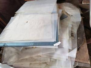 lot 56 image: Pallet of Glass Shelves and Table Tops, various sizes and Coffee Table