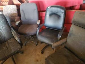 lot 59 image: Black Rolling Office Chairs