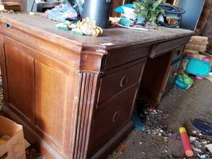 lot 122 image: Wood Executive Desk 76x36x31 LARGE