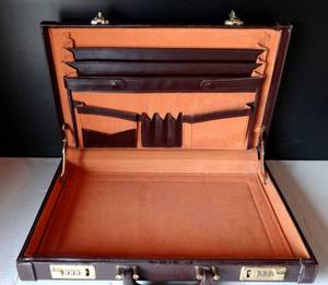 lot 149 image: LIKE NEW BROWN LEATHER BRIEFCASE - SET AT 000 FOR YOUR COMBINATION