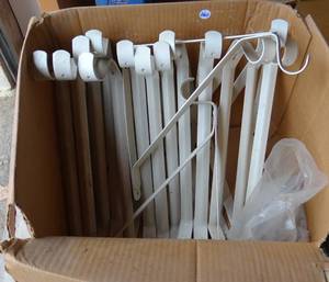 lot 260 image: BOX OF 16 90 DEGREE SHELF SUPPORTS WITH HANGING HOOK EDGE.