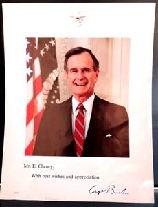 lot 45 image: President George H.W. Bush Signed Autographed 8x10 White House Photo