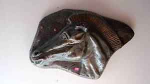 lot 85 image: LARGE HORSE HEAD PALSTER CAST WALL HANGER - APPROX 22 INCHES