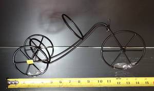 lot 87 image: WIRE FRAMED WINE BOTTLE HOLDER SHAPED LIKE A TRICYCLE - NEW