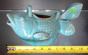 lot 98 image: PRETTY BLUE PORCELAIN BLUE FISH PLANTER