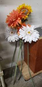 lot 5 image: Giant Artificial Flowers  48