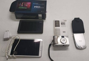lot 61 image: HP Photosmart 735 Camera, Sharp Wizard, Samsung Tablet (doesnt charge) and Ematic Tablet (doesnt charge)
