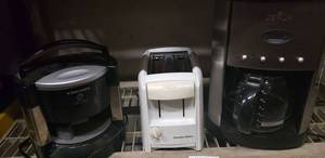lot 19 image: Black & Decker Automatic Jar Opener, Proctor-Silex Toaster, Gevalia Coffee Maker Model XCC-12
