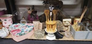 lot 22 image: Candles, Makeup Brushes, Ring Holders, Vases and Cosmetic Bags