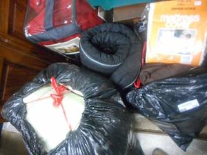 lot 154 image: Queen Mattress Cover, Comforter, Pillows and Sleeping Bag