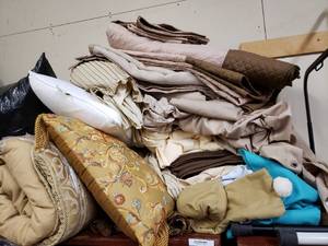 lot 124 image: Bed Sheets, comforter Sets and Pillows
