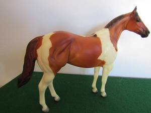 lot 2 image: Peter Stone Horse #9987 Bright Angel Golden Boy Tobiano Pinto 11x9 in box