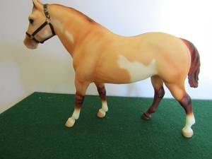 lot 5 image: Breyer Quarter horse Gelding 3 Pintos   no box