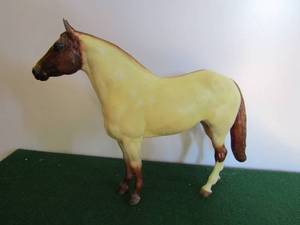 lot 9 image: Breyer #710 Red Roan Foundation Horse